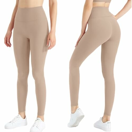 Mujer con leggings beige vistos desde el frente y la espalda.