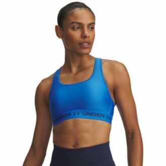 Mujer con sujetador deportivo azul de Under Armour.