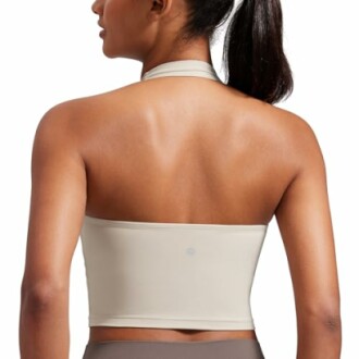 Mujer de espaldas con top halter beige