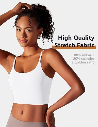 Mujer usando top blanco de tela elástica de alta calidad.