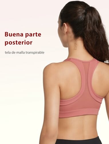 Mujer de espaldas con sujetador deportivo rosa