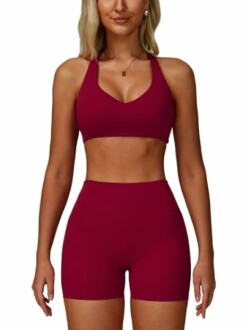 Mujer con conjunto deportivo rojo.