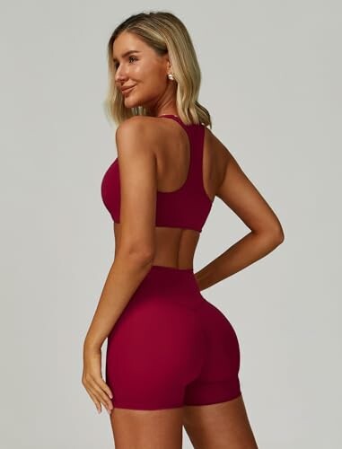 Mujer con conjunto deportivo rojo de espaldas.