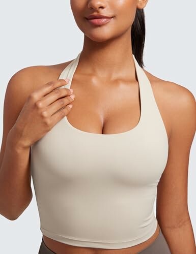 Mujer con top beige sin mangas