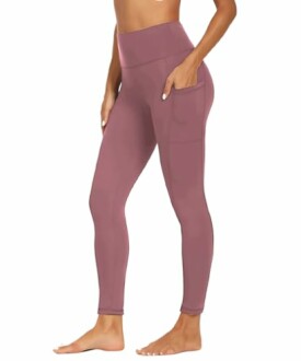 Mujer usando leggings púrpuras con bolsillos.