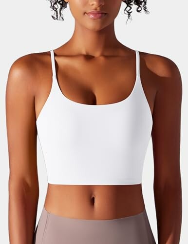 Mujer con top blanco y tirantes finos.